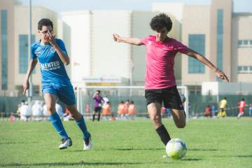 皇马放弃引援巨星转攻后防，穆帅欲签科纳特邓弗里斯稳固防线｜悟空体育（配图示意）